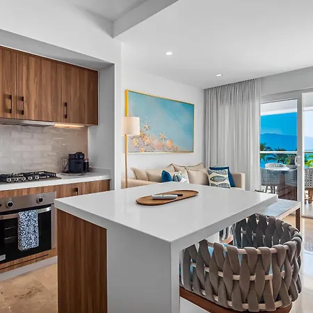 Oceanfront 1Br With Balcony - Sea View & Pools Apartment